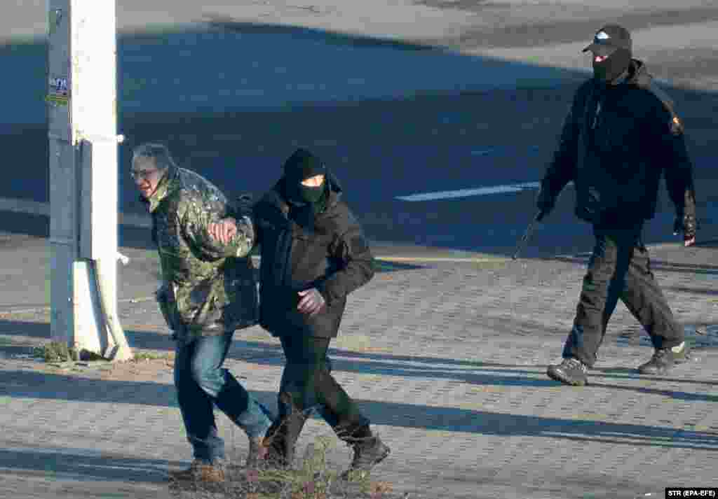За даними правозахисників, найбільше затримань було в столиці Мінську, а також у Бресті, Гродні, Смолевичах, Вітебську. Деяких учасників протесту вже відпустили. Серед затриманих є неповнолітні. На фото: Поліція затримує чоловіка під час антиурядової акції в Мінську, Білорусь, 6 грудня 2020 року