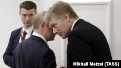 Дмитро Пєсков (п) і Володимир Путін, архівне фото