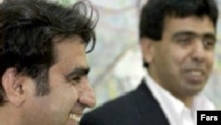 اکبر محمدی (چپ) به همراه برادرش منوچهر محمدی که اکنون در آمریکا زندگی می کند.
