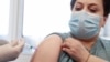 Жінка отримує дозу вакцини Covishield, Київ, 5 березня 2021 року