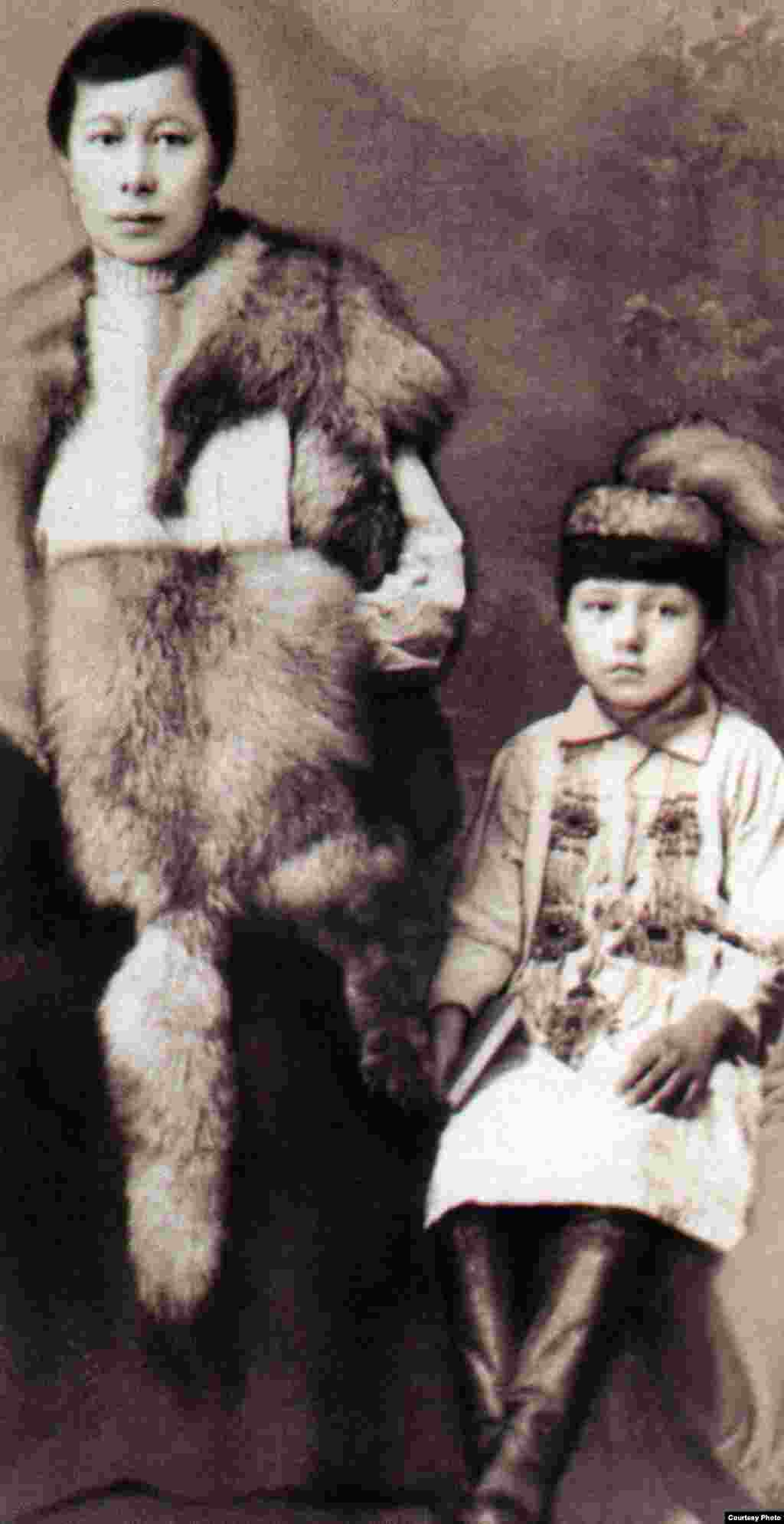 Ғайнижамал мен Гүлнар Дулатовалар. Орынбор, 1922 жыл. (Сурет "Шындық шырағы" кітабынан алынған).