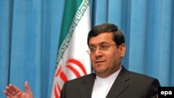حسن قشقاوی، سخنگوی وزارت امور خارجه ايران، می گوید هیچ قرائن و شواهدی برای اظهارات مقام بریتانیایی درباره پیشنهاد پشت پرده وجود ندارد