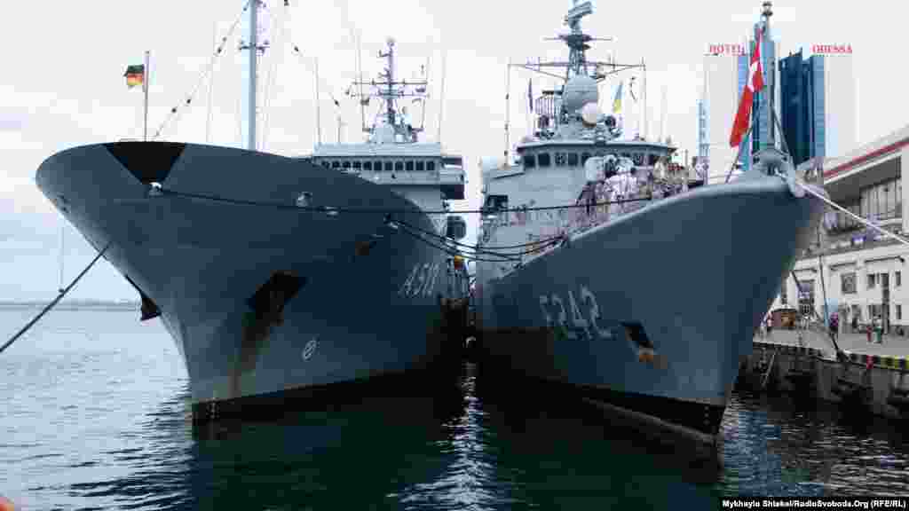 Турецкий фрегат Fatih и немецкое судно обеспечения Rhein (A 513) ВМС Германии. Водоизмещение последнего больше, но A 513 не имеет значительного вооружения. Его главное назначение – перевозка провизии, амуниции и горючего