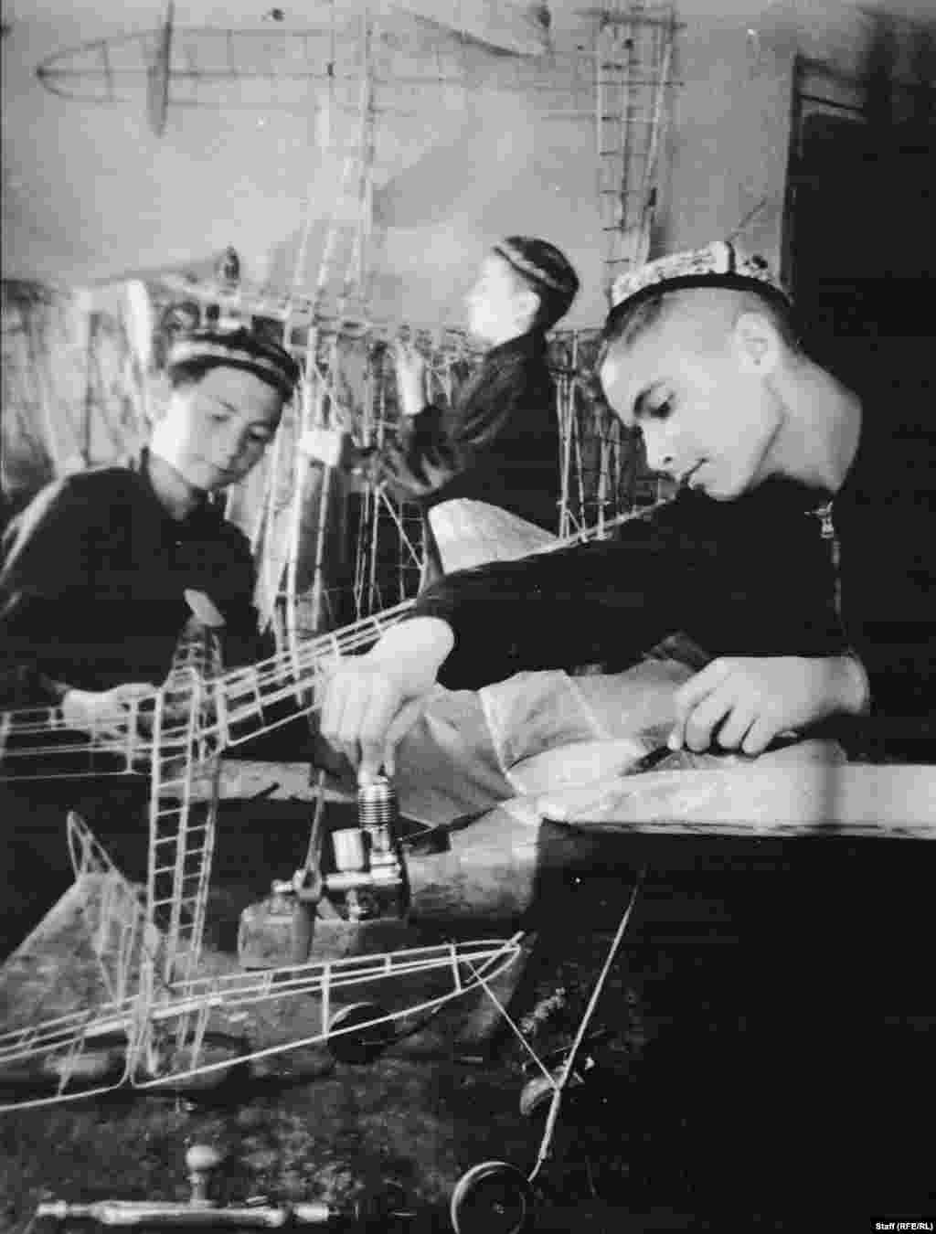 Іслам Карімов (праворуч) робить модель літака. У 1940-х роках молодого Карімова, який пізніше очолив узбецьких комуністів, а потім став першим президентом Узбекистану, віддали в дитячий будинок, потім забрали і відправили його туди знову