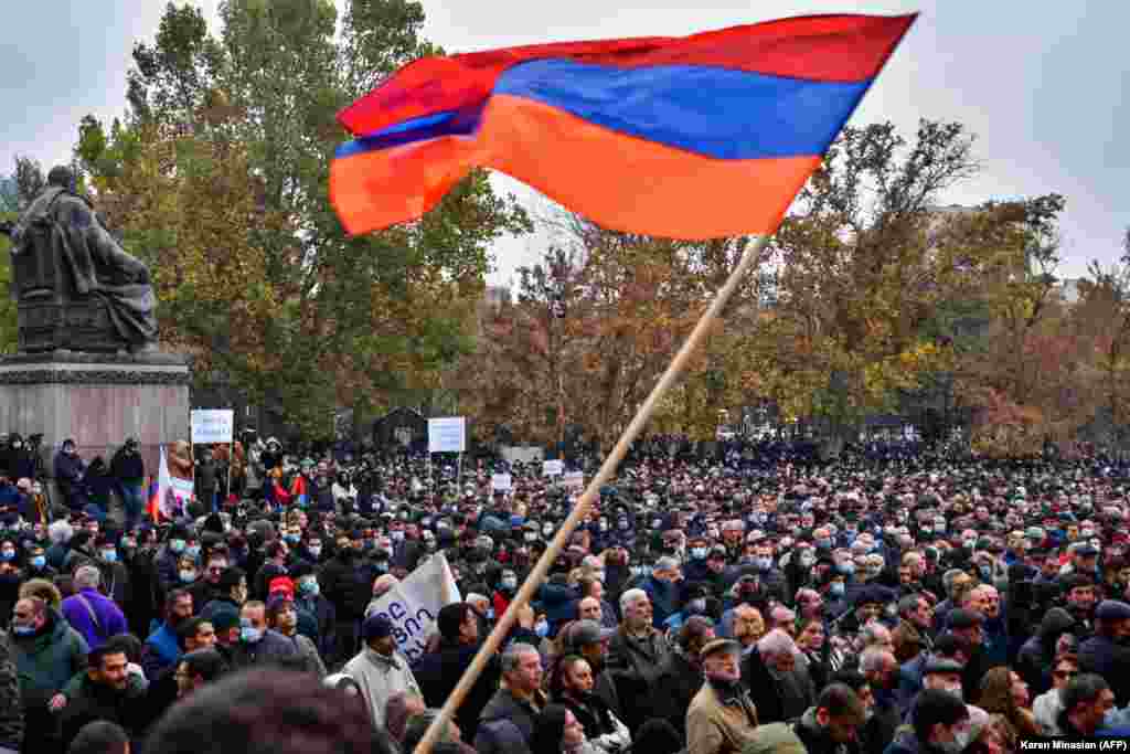 У столиці Вірменії Єревані 5 грудня тисячі протестувальників знову вимагали відставки прем’єр-міністра Нікола Пашиняна у зв’язку з підписанням у листопаді мирної угоди з Азербайджаном. Маніфестанти, які зібралися на площі Свободи, скандували «Нікол – зрадник» і «Вірменія без Нікола». Протестувальники розмахували прапорами Вірменії та не визнаної жодною країною світу Нагірно-Карабаської республіки.