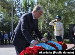 Казакстандын президенти Касым-Жомарт Токаев 1931-1933-жылдардагы ачарчылыктын курмандыктарына арналган эстеликке гүлчамбар коюп жатат. 2022-жылдын 31-майы