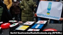 Під час акції «За ТБ українською!» біля будівлі уряду України з вимогою виконання закону про мову на телебаченні. Київ, 1 лютого 2022 року