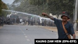 Поліція застосовує водомети проти протестувальників, М’янма, 20 лютого 2021 року