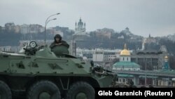 UKRAINE -- Servicemen of the Ukrainian National Guard take positions in central Kyiv, Ukraine February 25, 2022.