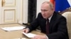 Володимир Путін також озвучив вимогу до України визнати незаконну анексію Криму Росією та «демілітаризуватися». При цьому США та НАТО звинувачують саме Росію в посиленні провокацій проти України на Донбасі