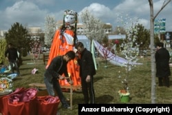Декорации на газоне в Самарканде, 2019 год