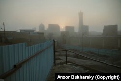 Туманный рассвет в историческом центре Бухары, вид со строительной площадки, январь 2022 года