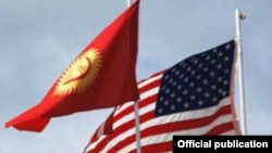 Флаги Кыргызстана и США.