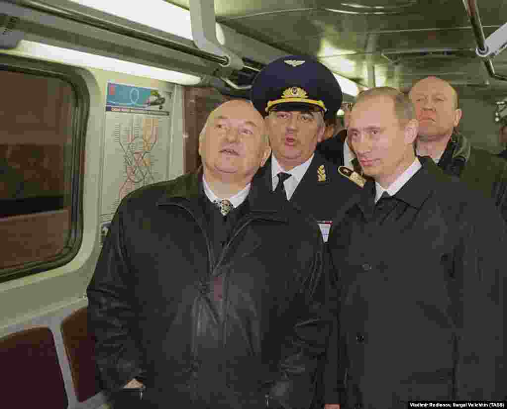 Президент Росії Володимир Путін (праворуч) та Юрій Лужков оглядають вагон під час відвідування нової станції метро на півдні Москви 12 грудня 2001 року