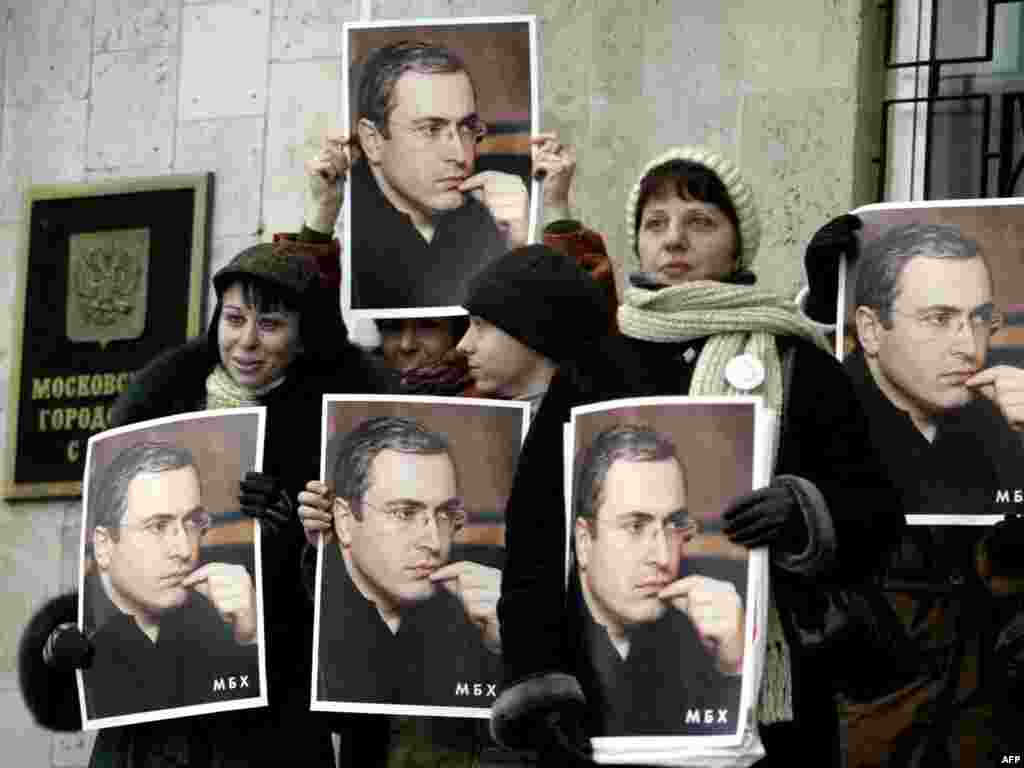 Ходорковскийдин жактоочулары Москва сотунун алдында. Amnesty International эл аралык уюму Ходорковскийди &nbsp;&quot;абийир туткуну&quot; деп атаган. 15-январь, 2004-жыл.