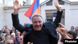 Родные и друзья встречают вышедшего на свободу Сасуна Микаеляна, 27 мая 2011 г.