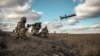 Українські військові використовують пускову установку з ракетами США Javelin під час військових навчань у Донецькій області, 23 грудня 2021 року