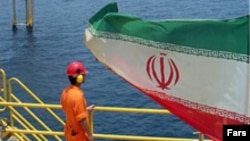 مقام های ايرانی ادعا می کنند که تحريم های آمريکا اثری نخواهد داشت.