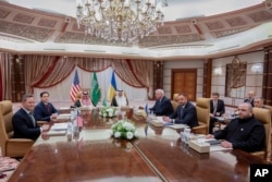 Переговоры американской (слева) и украинской делегаций в Джидде, Саудовская Аравия, 11 марта 2025 года