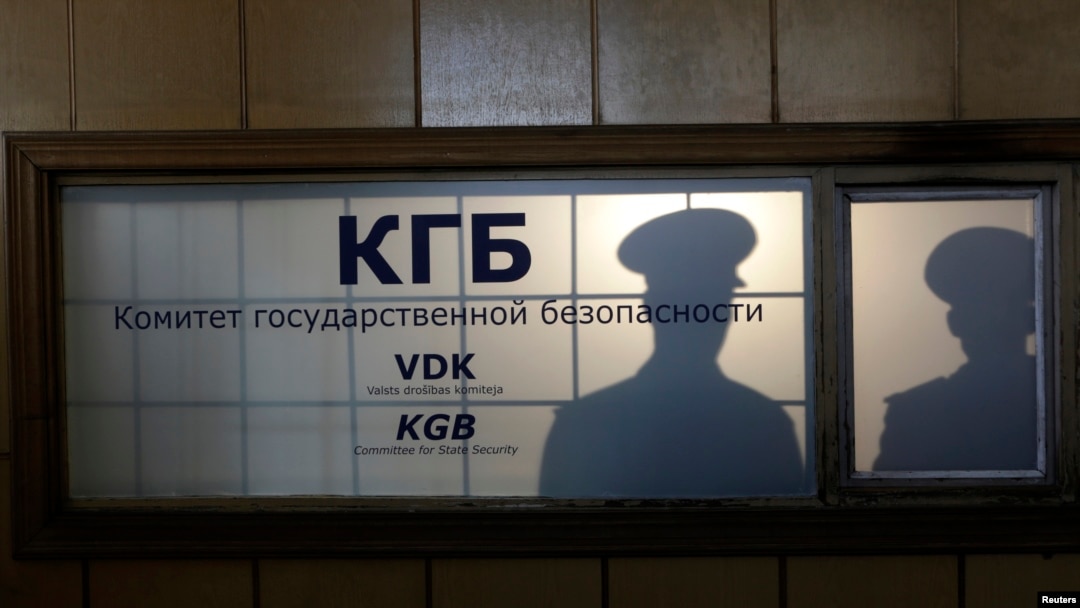 Световая инсталляция в приемной штаб-квартиры бывшего Комитета государственной безопасности (КГБ) в Риге. 29 апреля 2014 года.