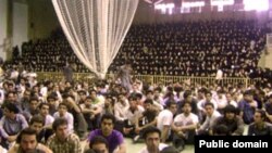 دانشجویان از شنبه شب در اعتراض آنچه که «رسوايی اخلاقی» معاون دانشجویی اين دانشگاه خوانده اند، دست به تجمع زده اند. (عکس: خبرنامه امیر کبیر)