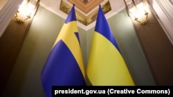 Праворуч прапор України, ліворуч – стяг Швеції 