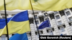 «У Києві чудово розуміють, які проблеми та загрози створює рішення КСУ для відносин з ЄС. Українська влада налаштована вжити швидких та рішучих кроків, щоб розв’язати проблему, яку це рішення створило»