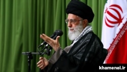  خامنه‌ای می گوید با توجه به نامه هایی که از جوانان دریافت می کند به آینده امیدوار است.