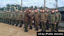 Командир білоруського 56-го Тільзитського окремого полку зв'язку підполковник Павло Чайка зустрічає російських військовослужбовців 200-ї окремої гвардійської мотострілецької Печензької бригади разом з технікою на станції Озерище під Мінськом. 30 квітня 2025 року