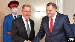 Міністр закордонних справ Росії Сергій Лавров (л) вітається під час зустрічі з головою тристороннього президентства Боснії та Герцеговини Мілорадом Додиком (п) у Східному Сараєво, 14 грудня 2020 року.