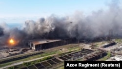 Обстріл металургійного комбінату «Азовсталь» в Маріуполі, де тримають оборону українські бійці і по якому російські військові завдають постійних авіаційних та артилерійських ударів. Скріншот з відео, яке оприлюднив полк «Азов» 5 травня 2022 року