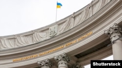 Напередодні угорський депутат Ласло Тороцкаї у твітері розмістив фото, зроблене після захоплення Угорщиною Закарпаття у 1939 році, де поляк і угорець тиснуть одне одному руку на кордоні