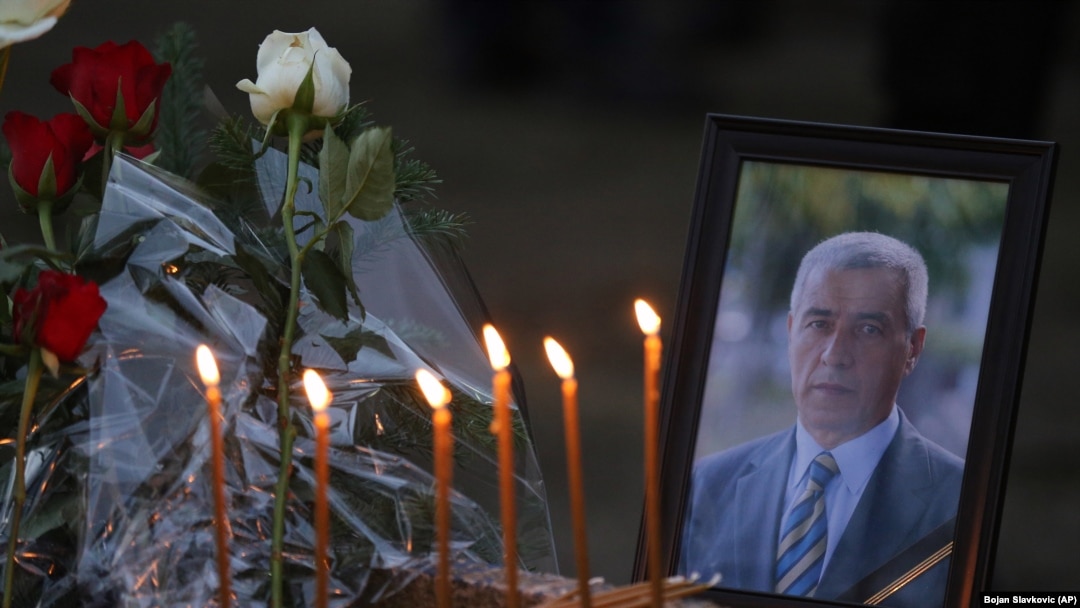 Položeno cvijeće i svijeće uz fotografiju ubijenog srpskog opozicionog političara sa severa Kosova, Olivera Ivanovića.