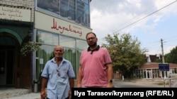 Николай Полозов (п) и сын Веджие Кашка Ибрам (л) возле кафе, где в ноябре прошлого года задерживали группу крымскотатарских акти