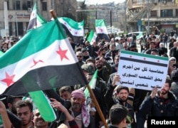 Сирийцы проводят демонстрацию в поддержку сирийского правительства в Алеппо 7 марта.