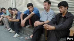 کارشناسان اقتصادی می گویند آمار بیکاری بیشتر از نرخ اعلام شده توسط دولت است.
(عکس از فارس)