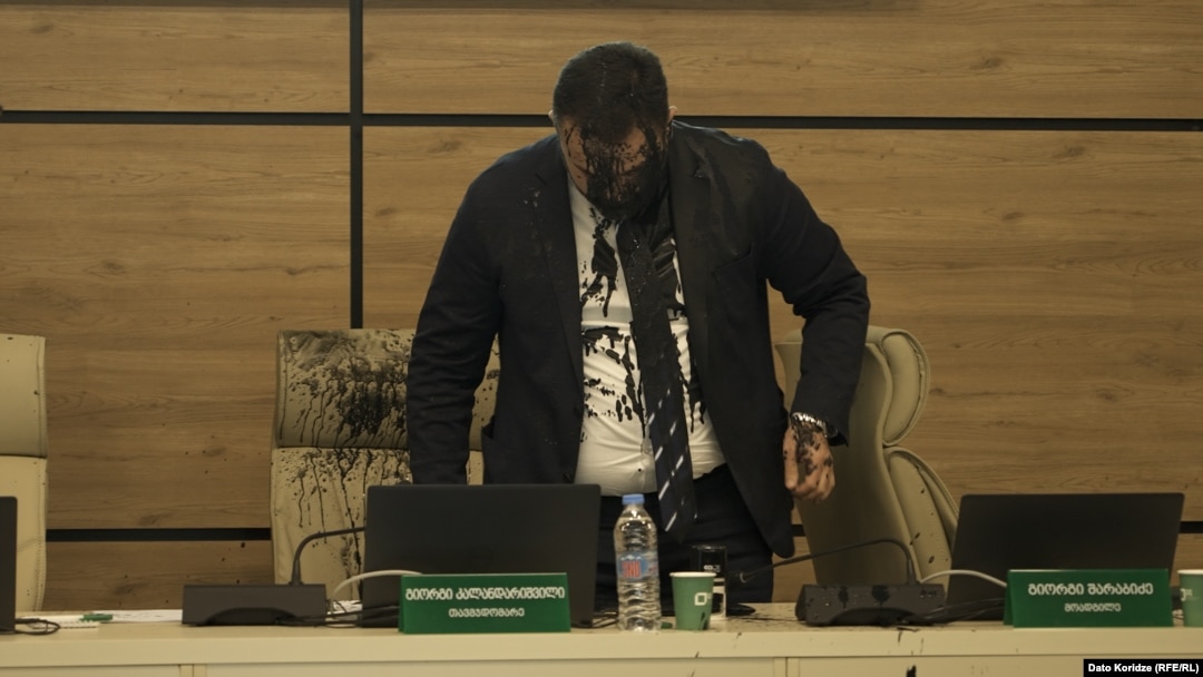 ცესკოს თავმჯდომარეს სხდომაზე შავი სითხე შეასხეს