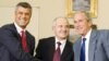 Džordž Buš (desno), Fatmir Sejdiu (u sredini) i Hašim Tači (levo)
