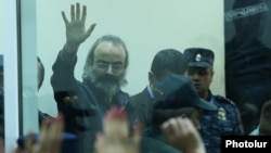 Armenia - Opposition leader Zhirayr Sefilian waves to supporters at the end of his trial in Yerevan, 20 March 2018.