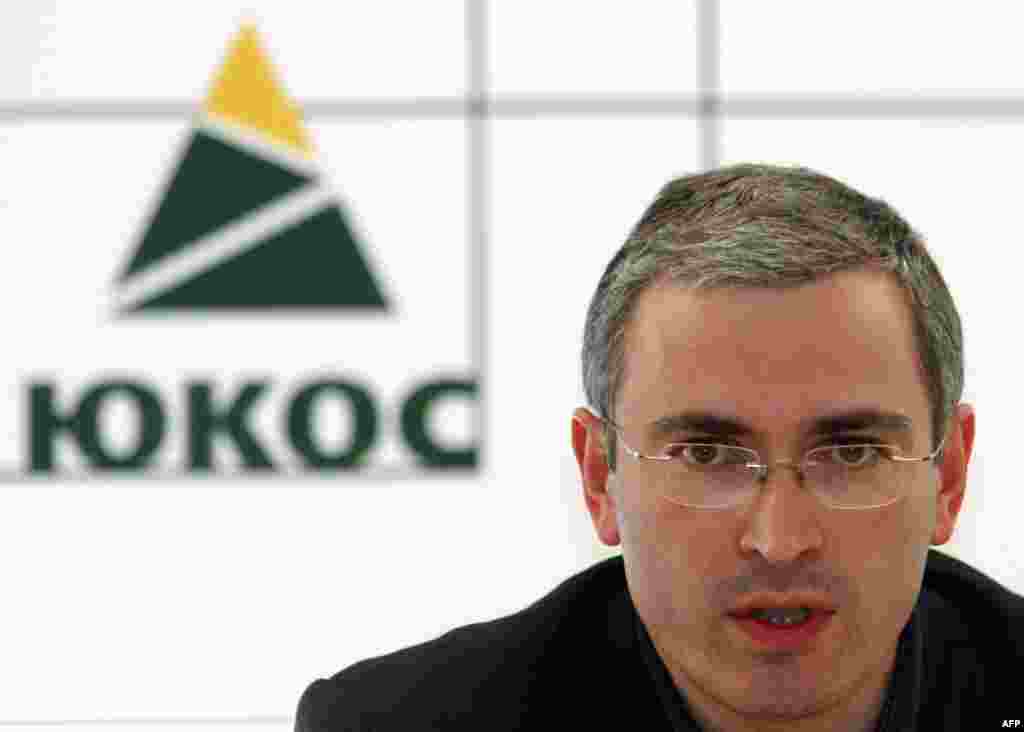 Ходорковский камалардан бир ай мурда ЮКОСтун штаб-квартирасында отурат. Москва, 2003-жылдын июнь айы.&nbsp;