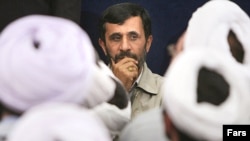 هم محمود احمدی نژاد و هم اکبر هاشمی رفسنجانی، در انتقادهای خود نامی از يکديگر نمی برند، اما اشاره های آنها به هم، اشاراتی آشکار و گويا است.
