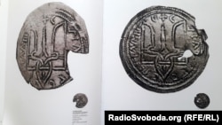 Зображення монет періоду Великого князя Київського Володимира (960/963 –1015) у виданні «Наш герб: українські символи від княжих часів до сьогодення». Знайдені монети на Житомирщині датуються 1000–1019 роками
