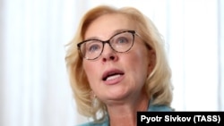 Людмила Денісова зазначила, що «протягом листопада російські суди схвалили два дискримінаційних рішення» щодо храмів Православної церкви України в Сімферополі і Євпаторії