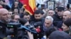 Прихильники Джорджеску протестують біля виборчої дільниці в Бухаресті після скасування другого туру виборів
