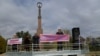 Активисттер нааразылык митингине чогулгандардын алдында сөз сүйлөп жатышат. Жалал-Абад, 2-ноябрь.