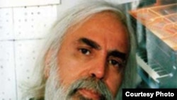 به گفته خوشنام اين ترانه ها اکثرا ترانه های برجسته ای هستند که با سروده های ايرج جنتی عطايی و با صدای داريوش اقبالی اجرا شده اند . ترانه هايی مثل جنگل ،خونه ، بن بست ، فرياد زير آب و ... .