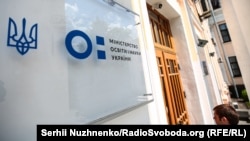 При цьому автори підручника, слова яких цитує МОН, заявили, що згадана світлина «не містить жодних розпізнавальних знаків жодної армії світу»