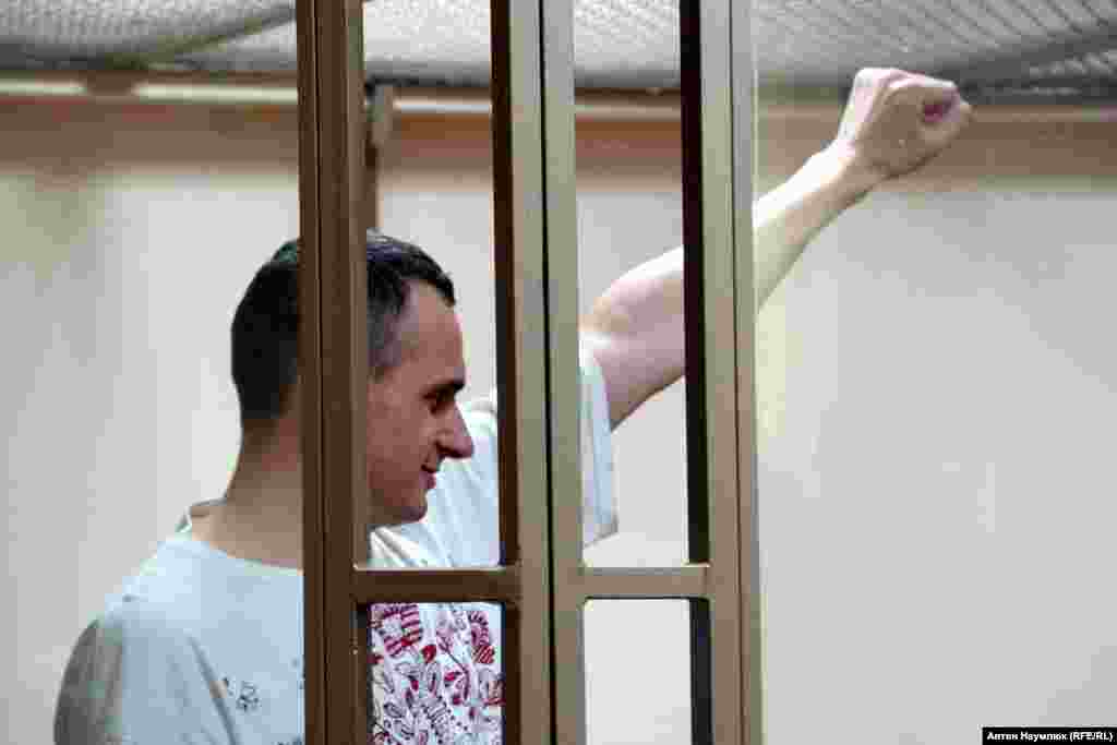 Сенцова осудили на 20 лет лишения свободы. Кольченко осудили на 10 лет