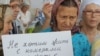 Віруючі на мітингу біля обласної ради вимагають уряд скасувати ідентифікаційні коди