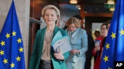 Ýewropa Komissiýasynyň prezidenti Ursula fon der Leýen ÝB-niň Brýusseldäki baş binasynda Kommisionerler kollegiýasynyň hepdelik ýygnagyna gatnaşmaga barýar. 19-njy mart, 2025 ý. 